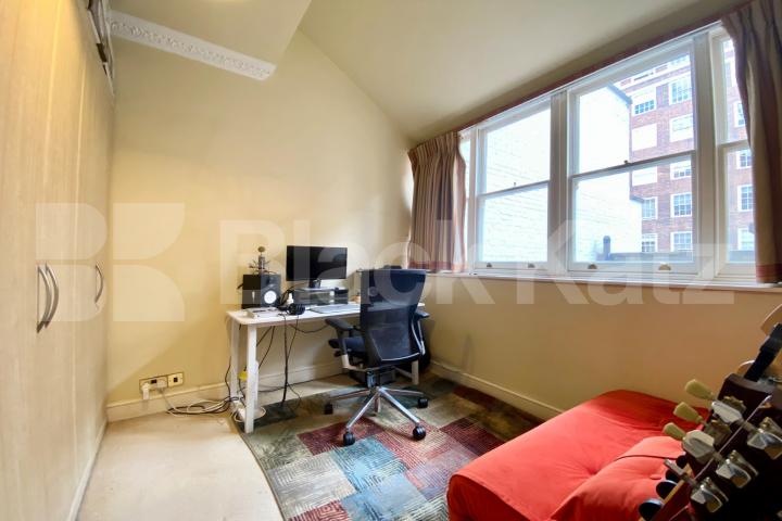 Bright and airy two bedroom apartment opposite the Thames St Georges Square, Pimlico